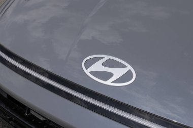 Avon - 16 Haziran 2024: Sonata sedan üzerinde Hyundai logosu. Hyundai, Sonata 'ya 2.5L GDI THTA III motor sunar. MY:2024