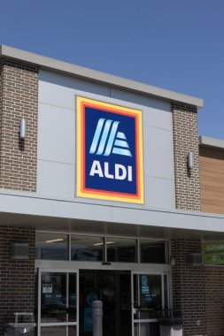 Merrillville - 27 Haziran 2024: Aldi İndirimli Süpermarket. Aldi, üretim, et ve süt ürünlerini indirimli fiyatlara satıyor..