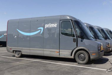 Crown Point - 27 Haziran 2024: Amazon Prime EV elektrik dağıtım kamyonetleri Rivian 'dan. Amazon, net sıfır karbon taahhüdüyle 2040 yılına kadar 100.000 EV minibüs kullanacak..