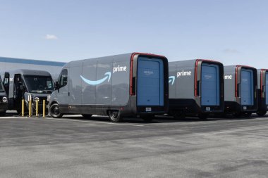 Crown Point - 27 Haziran 2024: Amazon Prime EV elektrik dağıtım kamyonetleri Rivian 'dan. Amazon, net sıfır karbon taahhüdüyle 2040 yılına kadar 100.000 EV minibüs kullanacak..