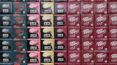 Indianapolis - 28 Haziran 2024: Dr Pepper meşrubat kutuları bir bakkalda sergileniyor. Dr Pepper 'ın sahibi Keurig Dr Pepper..