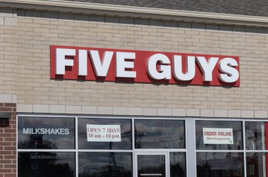 Crown Point - 27 Haziran 2024: 5 Erkekler Burger ve Patates Restoranı. Beş adam kabukta yüksek kalite malzeme ve fıstık sunuyor..
