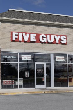 Crown Point - 27 Haziran 2024: 5 Erkekler Burger ve Patates Restoranı. Beş adam kabukta yüksek kalite malzeme ve fıstık sunuyor..