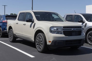 Merrillville - 27 Haziran 2024: Ford Maverick Lariat bir galeride sergileniyor. Ford, Maverick Lariat 'a 2.5L Hibrit motor sunuyor. MY:2024