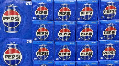 Indianapolis - 28 Haziran 2024: Pepsi kutuları sergileniyor. Pepsi ve PepsiCo dünyanın en büyük içecek üreticileri arasındadır..