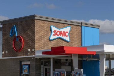 Crown Point - 27 Haziran 2024 Sonic Drive-In Fast Food Lokasyonu. Sonic bir lokanta zinciri..
