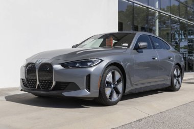 Indianapolis - 30 Haziran 2024: Bir bayilikte BMW i4 eDrive40 kullanıldı. Fiyatlandırma endişeleriyle, BMW talebi karşılamak için kontörlü araba satıyor. Benim: 2023