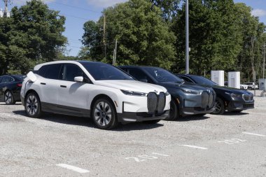 Indianapolis - 30 Haziran 2024: BMW EV elektrikli araçlar bir şarj istasyonunda iX xDrive50 dahil. BMW BEV ve PHEV araçlarından oluşan bir hat sunuyor.