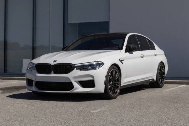 Indianapolis - 30 Haziran 2024: Bir galeride BMW M5 sergisi kullanıldı. Fiyatlandırma endişeleriyle, BMW talebi karşılamak için kontörlü araba satıyor. MY:2018