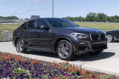 Indianapolis - 30 Haziran 2024: BMW X4 xDrive30i sergisi bir galeride kullanıldı. Fiyatlandırma endişeleriyle, BMW talebi karşılamak için kontörlü araba satıyor. MY:2019