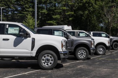 Indianapolis - 30 Haziran 2024: Ford F-250 ve F-350 Super Duty kamyonet. Ford 6.2L veya 7.3L V8 motorlu F250 ve F350 'yi sunar..