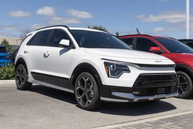 Indianapolis - 30 Haziran 2024: Kia Niro EX Touring bir galeride sergileniyor. Kia, Niro 'ya 1.6L 4 silindirli hibrid motor sunar. MY:2024