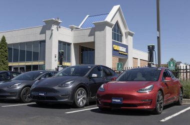 Indianapolis - 30 Haziran 2024: CarMax Oto galerisi Tesla Elektrikli Araç Sergisi. CarMax, ABD 'deki en büyük ikinci el araba satıcısıdır..