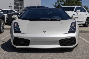 Indianapolis - 30 Haziran 2024: Lamborghini Gallardo bir galeride sergileniyor. Lamborghini Gallardo 'ya 520HP 5.0L V10 motor sunar. MY:2008