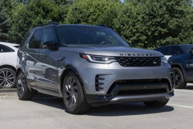 Indianapolis - 30 Haziran 2024: Land Rover Discovery S R-Dynamic ekran. Land Rover Discovery 'ye 355HP 3.0L Turboşarjlı motor sunuyor. Benim: 2023