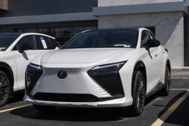 Indianapolis - 30 Haziran 2024: Lexus RZ 450e Lüks bir galeride sergileniyor. Lexus, RZ 450e 'ye 308HP çift elektrikli motorlar sunuyor. MY:2024