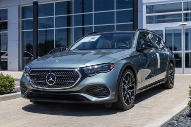 Indianapolis - 30 Haziran 2024 Mercedes Benz E450 4MATIC Arazi Sergisi. Mercedes E450 'ye 3.0L Turboşarjlı MHEV motor sunuyor. MY:2024
