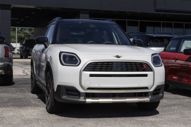 Indianapolis - 30 Haziran 2024: Mini Cooper Countryman S ALL4 sergisi. Mini, Vatandaş 'a 241HP 2.0L Turboşarjlı 4 silindirli motor sunuyor. MY:2025