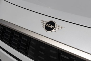 Indianapolis - 30 Haziran 2024: Mini Cooper Countryman S ALL4 sergisi. Mini, Vatandaş 'a 241HP 2.0L Turboşarjlı 4 silindirli motor sunuyor. MY:2025