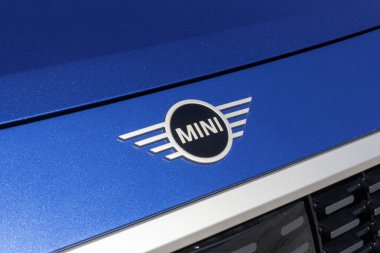 Indianapolis - 30 Haziran 2024: Mini Cooper Countryman S ALL4 sergisi. Mini, Vatandaş 'a 241HP 2.0L Turboşarjlı 4 silindirli motor sunuyor. MY:2025