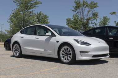 Indianapolis - 30 Haziran 2024: Kullanılmış Tesla Model 3 sergisi bir galeride. Tesla, fiyatlandırma endişeleriyle talebi karşılamak için kontörlü araba satıyor. MY:2021