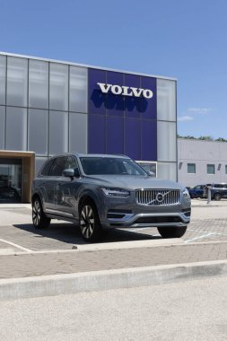 Indianapolis - 30 Haziran 2024: Volvo XC90 T8 AWD PHEV bir galeride sergilenmektedir. Volvo 2.0L 4 silindirli hibrit motorlu XC90 'ı sunar. MY:2025