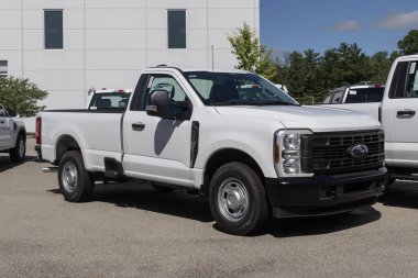 Indianapolis - 30 Haziran 2024: Ford F-250 SRW 4X2 Normal Taksi. Ford, 6.8L V8 Flex motorlu F250 'yi sunar. MY:2024