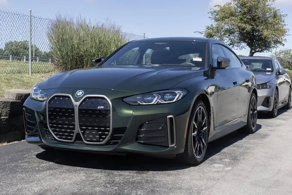 Indianapolis - 30 Haziran 2024: BMW i4 M50 sergisi bir galeride. BMW i4 M50 'yi 536HP' ye kadar ileten çift elektrikli motorlarla sunuyor. MY:2024
