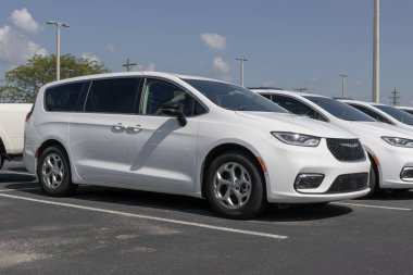 NoBlesville - 7 Temmuz 2024: Chrysler Pacifica Limited bir galeride sergileniyor. Chrysler, Pacifica 'ya 3.6L VVVT V6 motor sunuyor. MY:2024