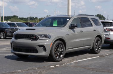 NoBlesville - 7 Temmuz 2024 Dodge Durango RT Blacktop bir galeride sergileniyor. Dodge, 5.7L HEMI VV8 motorlu Durango 'yu sunar. MY:2024