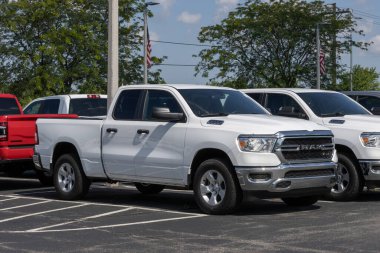NoBlesville - 7 Temmuz 2024: Ram 1500 Tradesman Dörtlü Taksi 4X4 sergisi. Ram 5.7L HEMI V8 eTorque motorlu 1500 'ü sunuyor. MY:2024