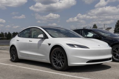 Indianapolis - 7 Temmuz 2024: Tesla Model 3 sergisi. Tesla, Model 3 'e 510HP ve 396 millik tahmini atış alanı sunuyor. MY:2024