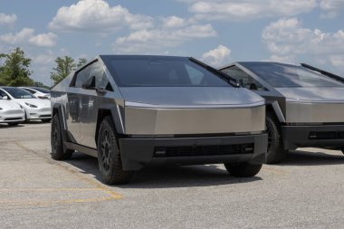 Indianapolis - 7 Temmuz 2024: Tesla Cybertruck bir galeride sergileniyor. Tesla, Cybertruck 'a 340 mil uzunluğunda bir atış alanı sunuyor. MY:2024