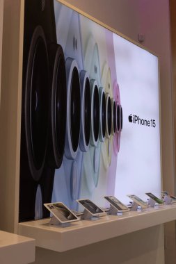 Windsor, ONT - 12 Temmuz 2024: Apple iPhone 15 bir cep telefonu sağlayıcısında görüntülenir. Apple iPhone 15 'i tabanda sunar, Pro veya 15 Pro Max.