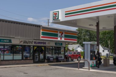 Windsor, ONT - 12 Temmuz 2024: 7-Eleven bakkal ve benzin istasyonu. 7-Eleven 19 ülkede 84.500 mağaza işletiyor, bayilik ve lisans sahibi..