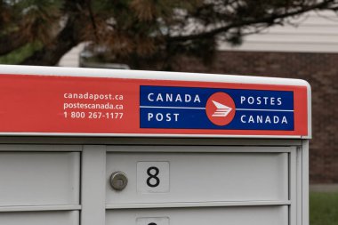 Windsor, ONT - 12 Temmuz 2024: Canada Post / Postes Canada kutusu. Canada Post Kanada 'da birincil posta operatörü olarak çalışan bir Crown şirketidir..