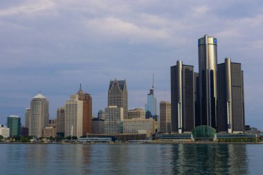 Detroit - 12 Temmuz 2024: Detroit Şehir Merkezi Rönesans Merkezi, Ally Detroit Merkezi ve Penobscot Binası da dahil olmak üzere kıyı şeridi.