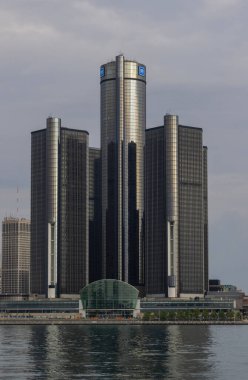 Detroit - 13 Temmuz 2024: General Motors merkezi Detroit şehir merkezindeki Rönesans Merkezi 'nde. 1996 'da, GM tesisi satın aldı..