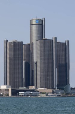 Detroit - 13 Temmuz 2024: General Motors merkezi Detroit şehir merkezindeki Rönesans Merkezi 'nde. 1996 'da, GM tesisi satın aldı..
