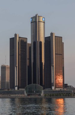 Detroit - 13 Temmuz 2024: General Motors merkezi Detroit şehir merkezindeki Rönesans Merkezi 'nde. 1996 'da, GM tesisi satın aldı..