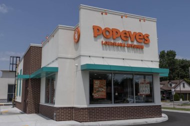 Windsor, ONT - 12 Temmuz 2024: Popeyes Louisiana Mutfak Fast Food Restoranı. Popeyes, Kajun usulü kızarmış tavuklarıyla tanınır..