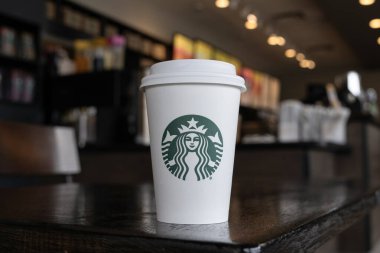 Windsor, ONT - 12 Temmuz 2024 Starbucks kahve evi zinciri. Starbucks 'ın 80' den fazla ülkede kahve mekanları var..
