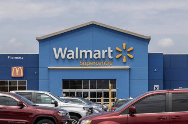 Windsor, ONT - 12 Temmuz 2024: Walmart Canada Supercenter indirimi. Walmart yerel mağazalarda, internette ve Walmart uygulamasında ürünler sunmaktadır..