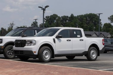 Balıkçılar - 4 Ağustos 2024: Ford Maverick XL bir galeride sergileniyor. Ford, Maverick 'e 2.7L Hibrit motor sunuyor. MY:2024