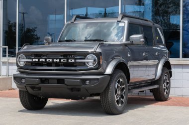 Balıkçılar - 4 Ağustos 2024: Ford Bronco Outer Banks 4 Kapı 4X4 ekran. Ford Bronco 'ya 2.7L Ecoboost V6 motor sunar. MY:2024
