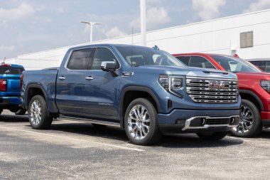 Balıkçılar - 4 Ağustos 2024: GMC Sierra 1500 Denali Mürettebat Taksisi. GMC, Duramax 3.0L Turbo-Diesel motorlu Sierra 1500 teklif ediyor. MY:2024