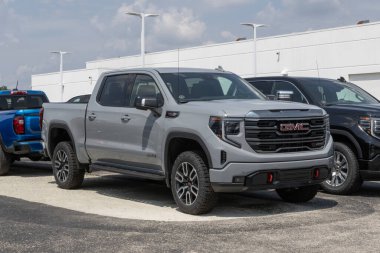 Balıkçılar - 4 Ağustos 2024: GMC Sierra 1500 AT4 bir galeride sergilenmektedir. GMC, 6.2L Ecotec3 V8 motorlu Sierra 1500 'ü sunmaktadır. MY:2024