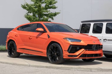Indianapolis - 4 Ağustos 2024: Lamborghini Urus S Arancio Xanto Metallic 'te sergilenmektedir. Lamborghini, Urus 'a Twin Turbo 4.0L V8 motor teklif ediyor. Benim: 2023