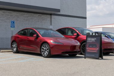 Indianapolis - 4 Ağustos 2024: Tesla Model 3 EV elektrikli araç görüntüleme. Tesla Model 3 EVS 'ler 7500 dolara kadar vergi kredisi alabilirler. MY:2024