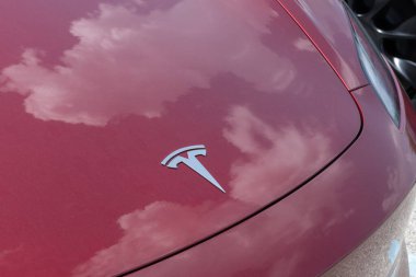 Indianapolis - 4 Ağustos 2024: Tesla Model 3 EV elektrikli araç görüntüleme. Tesla Model 3 EVS 'ler 7500 dolara kadar vergi kredisi alabilirler. MY:2024